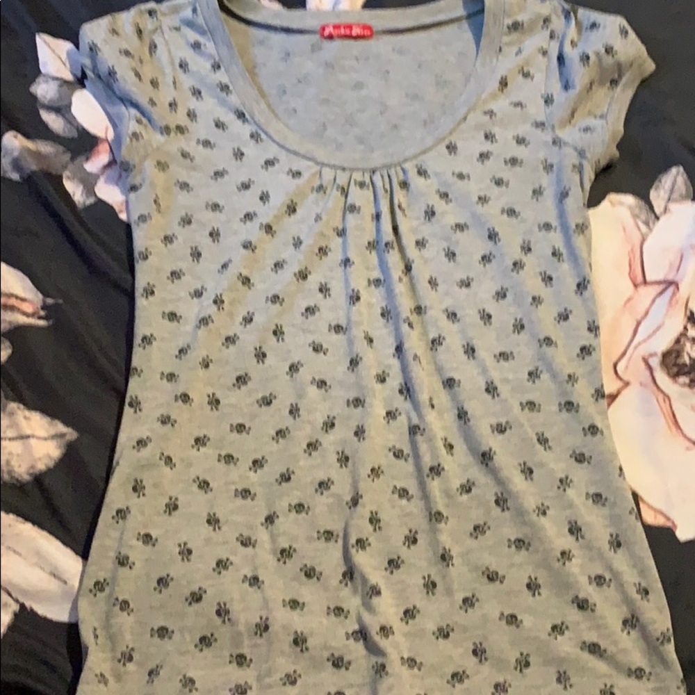 Grey/Black peachie keen shirt with skulls